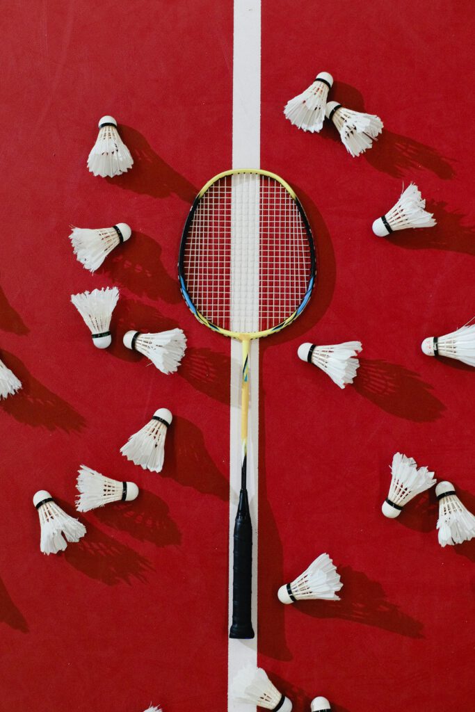 Volants sur le terrain de badminton