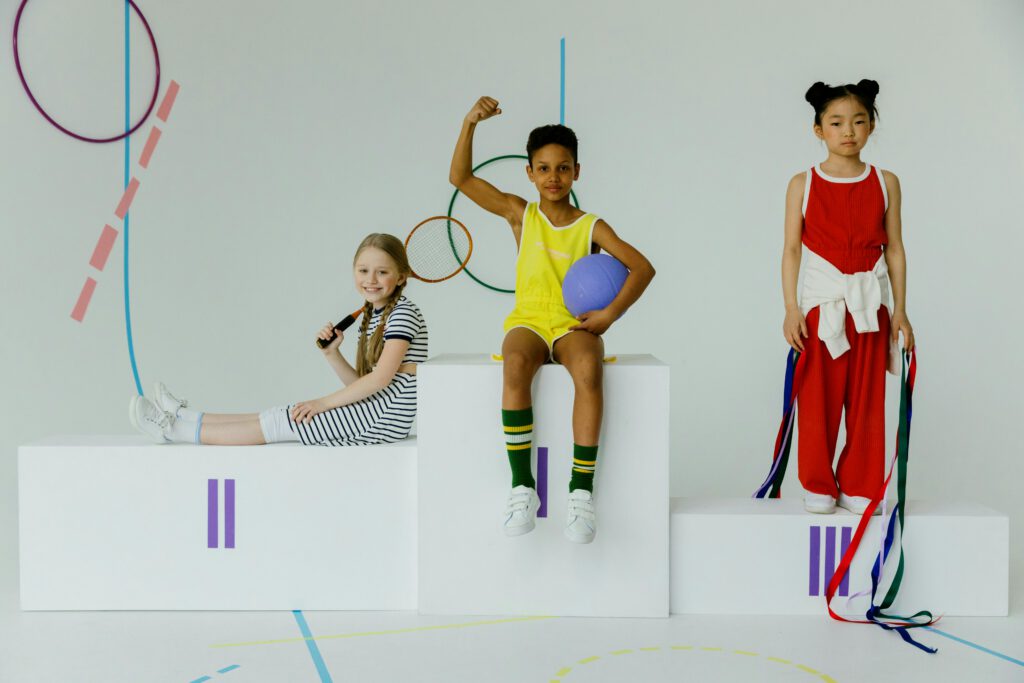 Jeunes enfants devant un podium avec des raquettes de badminton
